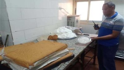 إعدام 15 كيلو حلويات غير صالحة بمصنع بـ