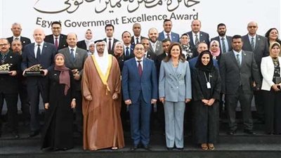 رئيس الوزراء يكرم رئيسة إدارة الإنتاج بوزارة الإنتاج الحربي