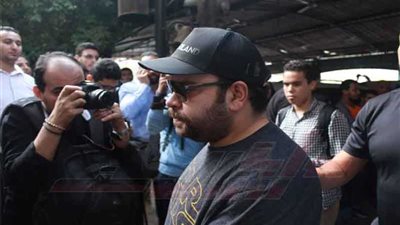 عاجل.. النجوم في جنازة هيثم أحمد زكي.. والجثمان لم يحضر