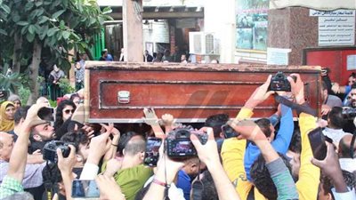 شاهد.. نجوم الفن يشيعون جنازة الفنان هيثم احمد زكى