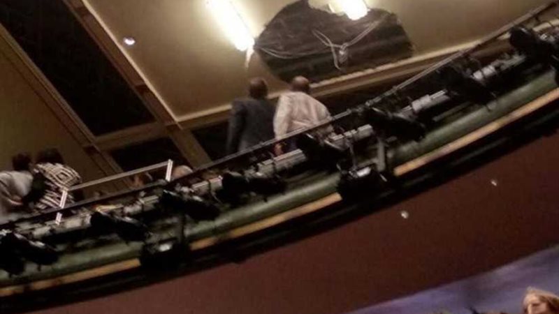 السقف ينهار على موت