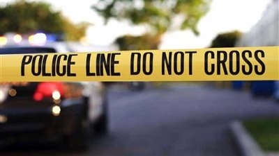 سيارة تجر سيدة على الأسفلت لمسافة 8 كيلومترات