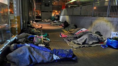 عددهم بالآلاف.. أمريكا تعاقب وتغرم المشردين على النوم بالطرقات