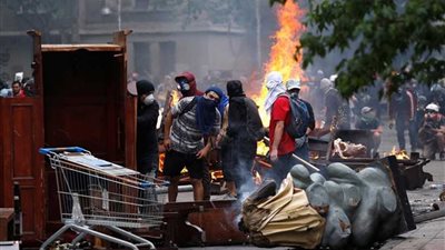 متظاهرو تشيلي يحرقون جامعة خاصة وينهبون كنيسة تاريخية