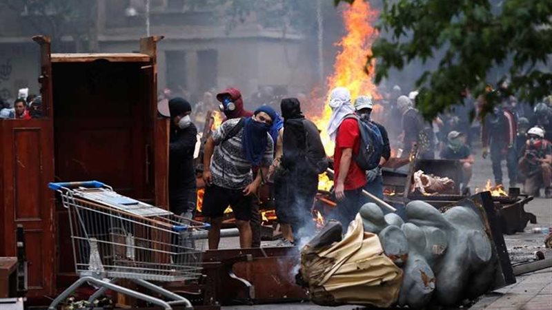 متظاهرو تشيلي يحرقون