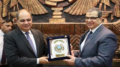 سعفان ومحافظ الغربية يتبادلان الدروع في حفل توقيع 35 اتفاقية عمل جماعية