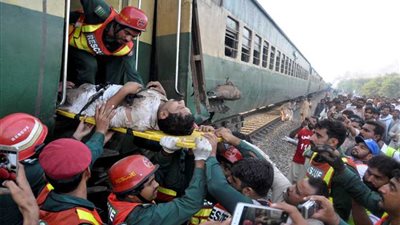 إصابة 12 شخصا جراء تصادم قطارين في الهند