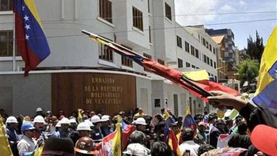 محتجون ملثمون يستولون على سفارة فنزويلا في بوليفيا