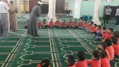 مسجد يستقبل أطفالا مسيحيين وكاهنا للتهنئة بالمولد النبوي