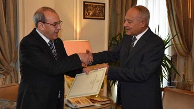 أبو الغيط يتسلم أوراق اعتماد المندوب الدائم الجديد للجزائر لدى الجامعة العربية