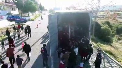 تركيا تحتجز 82 مهاجراً في شاحنة غربي البلاد