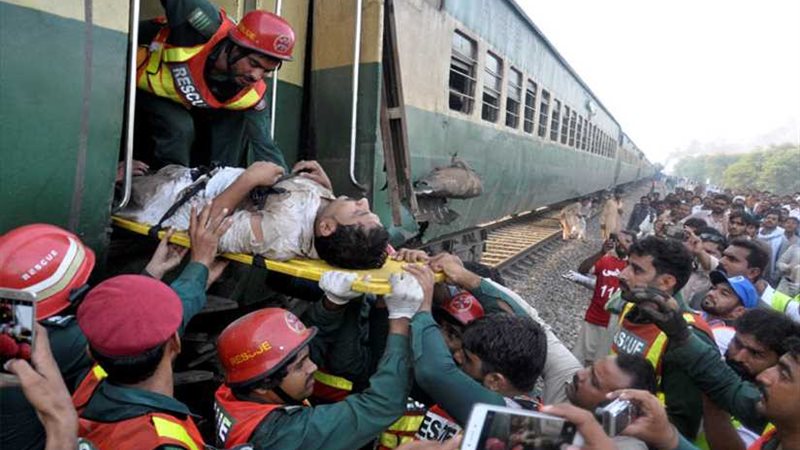 إصابة 12 شخصا جراء