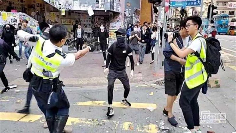 المتظاهر الأرعن وضابط