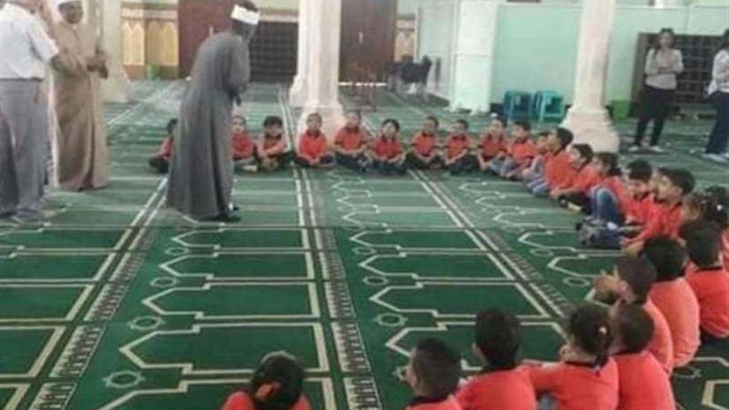 مسجد يستقبل أطفالا