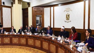 موجز الرابعة : رئيس الوزراء يصدر قرارا بتعديل قانون الاستثمار.. ومصر تطلق أول قمر صناعي للاتصالات