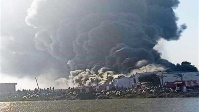 تصاعد الأدخنة من حريق مصنع كاوتش بالمنزلة في الدقهلية