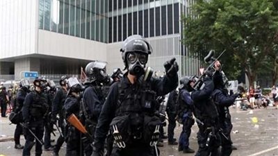 شرطة هونج كونج تعزز إجراءاتها الأمنية تحسبا لوقوع أعمال عنف