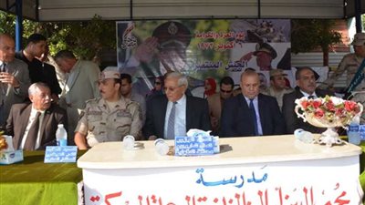 محافظ الدقهلية يصرف مكافأة لمدرسة 