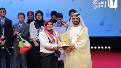وزير التعليم يهنئ المصرية الحاصلة على جائزة المشرف المتميز بدبي