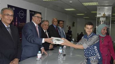 السعيد يسلم جوائز الفائزين في معرض الابتكار الأول بجامعة بنها