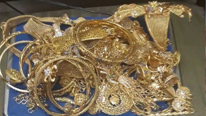 ضبط سيدتين حال بيعهما