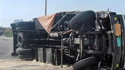 انقلاب سيارة محملة بـ66 طن قمح في ترعة بالمنيا