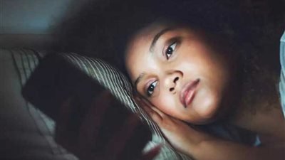 احترس.. تفحص هاتفك بعد الاستيقاظ يشتت انتباهك ويصيبك بالتوتر