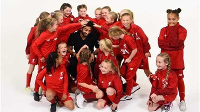 أجواء من المرح والفرح تغمر الجلسة الترفيهية لـ«صلاح» مع فتيات الريدز