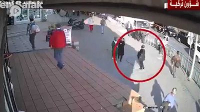 بالفيديو..متبرجة تركية تعتدي على أخرى لارتدائها 