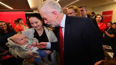 بالصور..أخطر نظرة من طفل لمنافس رئيس وزراء بريطانيا