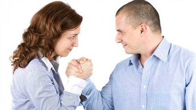 غيرة الرجل من نجاح زوجته .. كارثة تهدد حياتهما