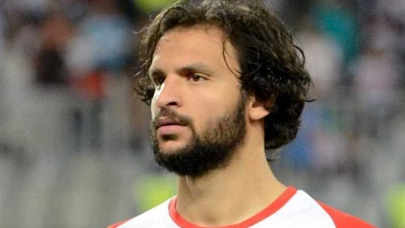 محمود علاء يتلقى