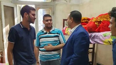 نائب رئيس جامعة أسيوط يلبي دعوة طلاب المدينة الجامعية لمشاركتهم تناول وجبة الغداء