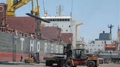 تداول 63 ألف طن قمح و190 شاحنة بضائع بموانئ البحرالأحمر