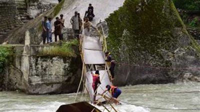 انهيار جسر معدني معلق وسقوط شاحنة وسيارة شمالي تولوز بفرنسا