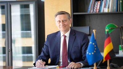 سفير ألمانيا بالقاهرة: السيسي يسعى جاهدًا لتعزيز منظومة التنقل الكهربائي بمصر