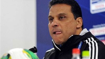 البدري يخصص فقرة لعلاج التكتلات الدفاعية فى مران الأهلي