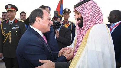 الرئيس السيسي يستقبل ولي العهد السعودي بمطار القاهرة