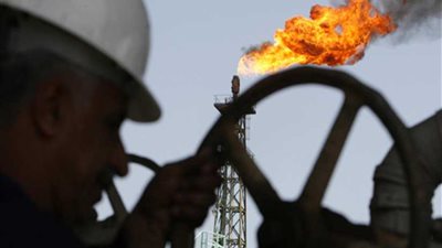 مواطن ليبي يغلق أنبوب نفط لحقل يضم 3 مليارات برميل