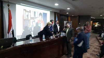 عبد المحسن سلامة يسلم الفائزين جوائز 