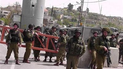 الاحتلال الإسرائيلي ينصب بوابتين حديديتين جنوب الخليل