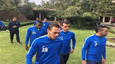 جلسة لإيهاب جلال مع لاعبي الزمالك قبل المران في هواسا