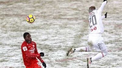 فيديو.. لاعب ينقذ مرماه من هدف ببراعة!