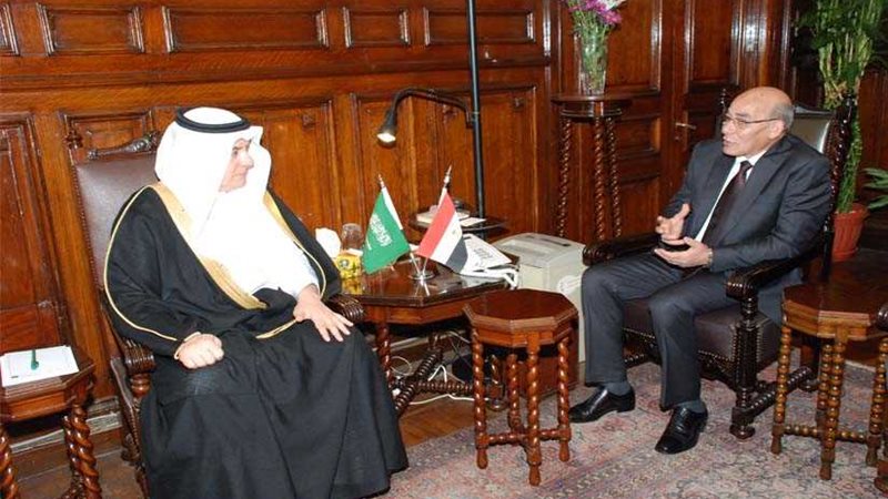 3 ملفات على مائدة