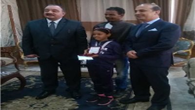 تكريم طفلة فازت في ماراثون للجري لدعم مركز مجدي يعقوب للقلب