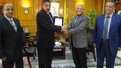رئيس جامعة المنيا يستقبل نقيب العلميين