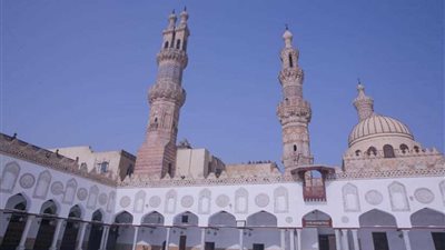 الجامع الأزهر يتزين قبل زيارة السيسي وولي العهد السعودي