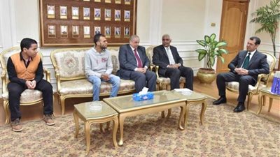 تعرف على هدايا محافظ أسيوط لأوائل الابتدائية والإعدادية