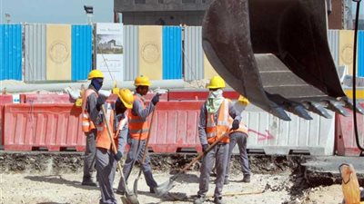 انتهاك جديد لعمال مونديال قطر.. 148 يومًا عملًا متواصلًا