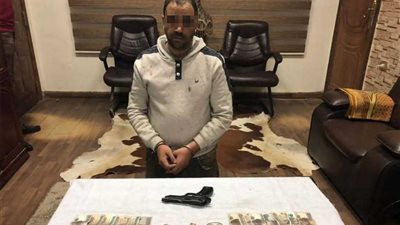 سائق يسرق ربة منزل بالإكراه داخل تاكسي